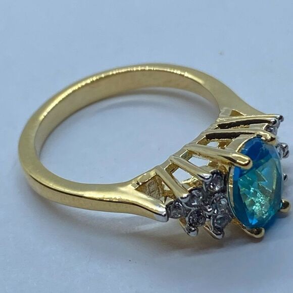Stunning Sz 6 Gold Tone Blue Crystal Ring Made with Swarovski Crystals - Picture 3 of 11